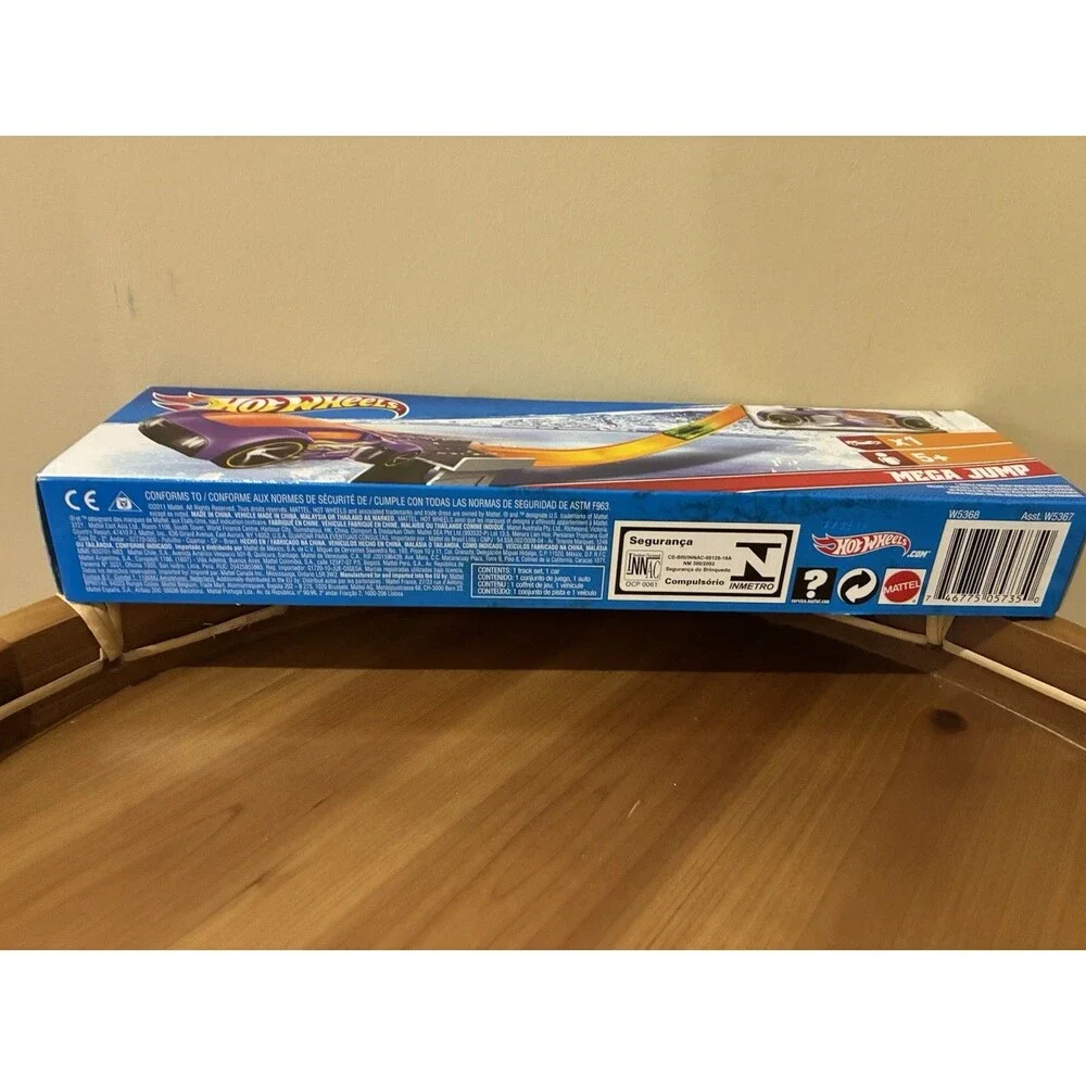 Hot Wheels Mega Jump - Car Included! (Mattel W5368) NEW, Sealed Box 2011